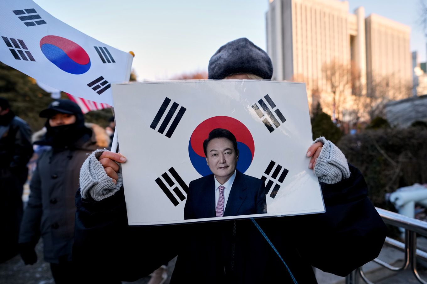 En supporter till expresident Yoon Suk-Yeol, på bild från tidigare i veckan. Foto: Lee Jin-Man/AP/TT