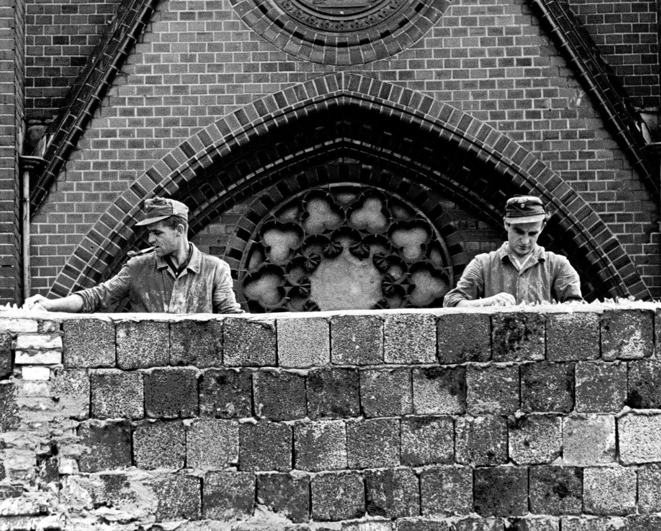 Byggandet av Berlinmuren – inget för Berlins elever? Foto: Werner Kreusch/AP/TT