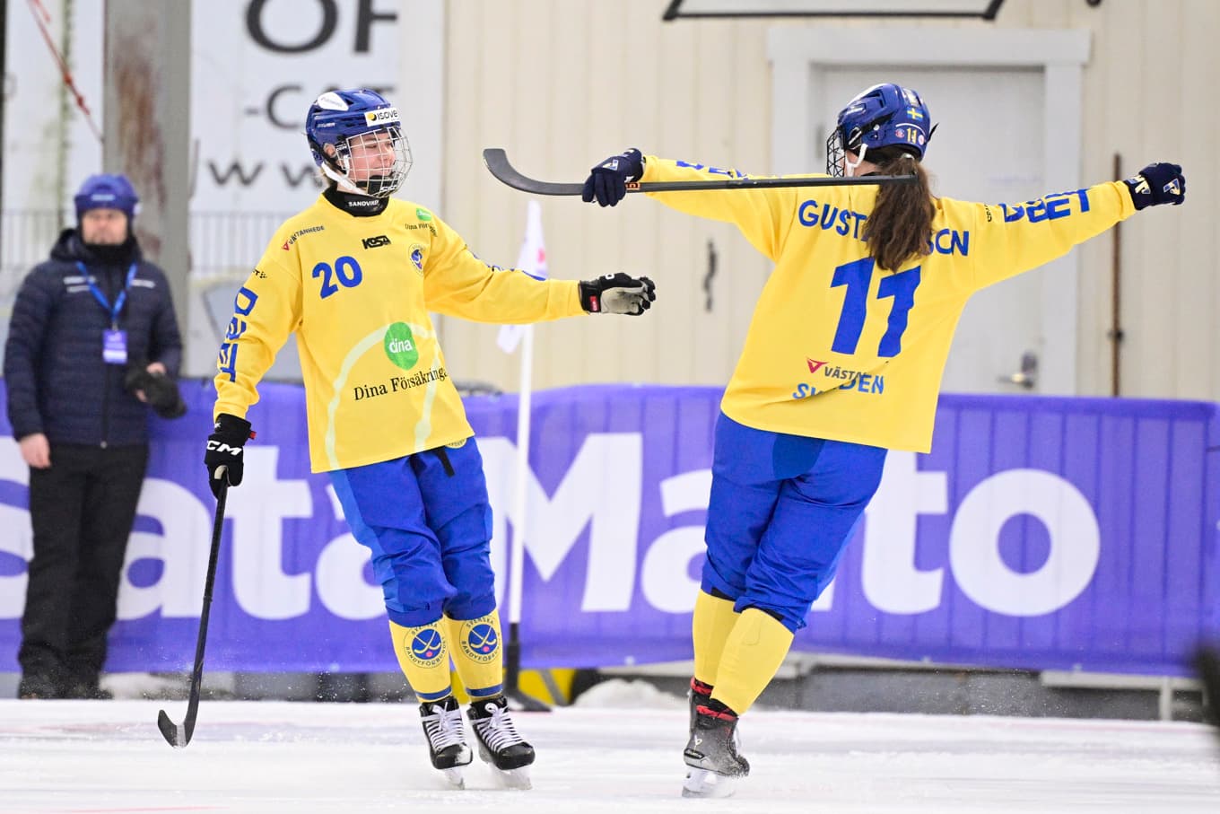 Tilda Ström (20) jublar med Sanna Gustafsson efter ett mål mot Finland. Foto: Jonas Ekströmer/TT