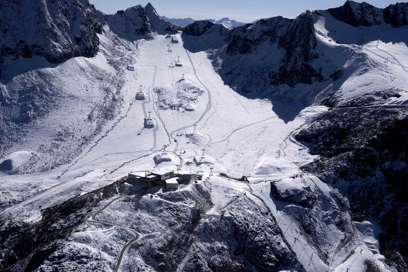 Fem människor omkom i två separata lavinolyckor i österrikiska Alperna på lördagen. Arkivbild. Foto: Matthias Schrader/AP/TT