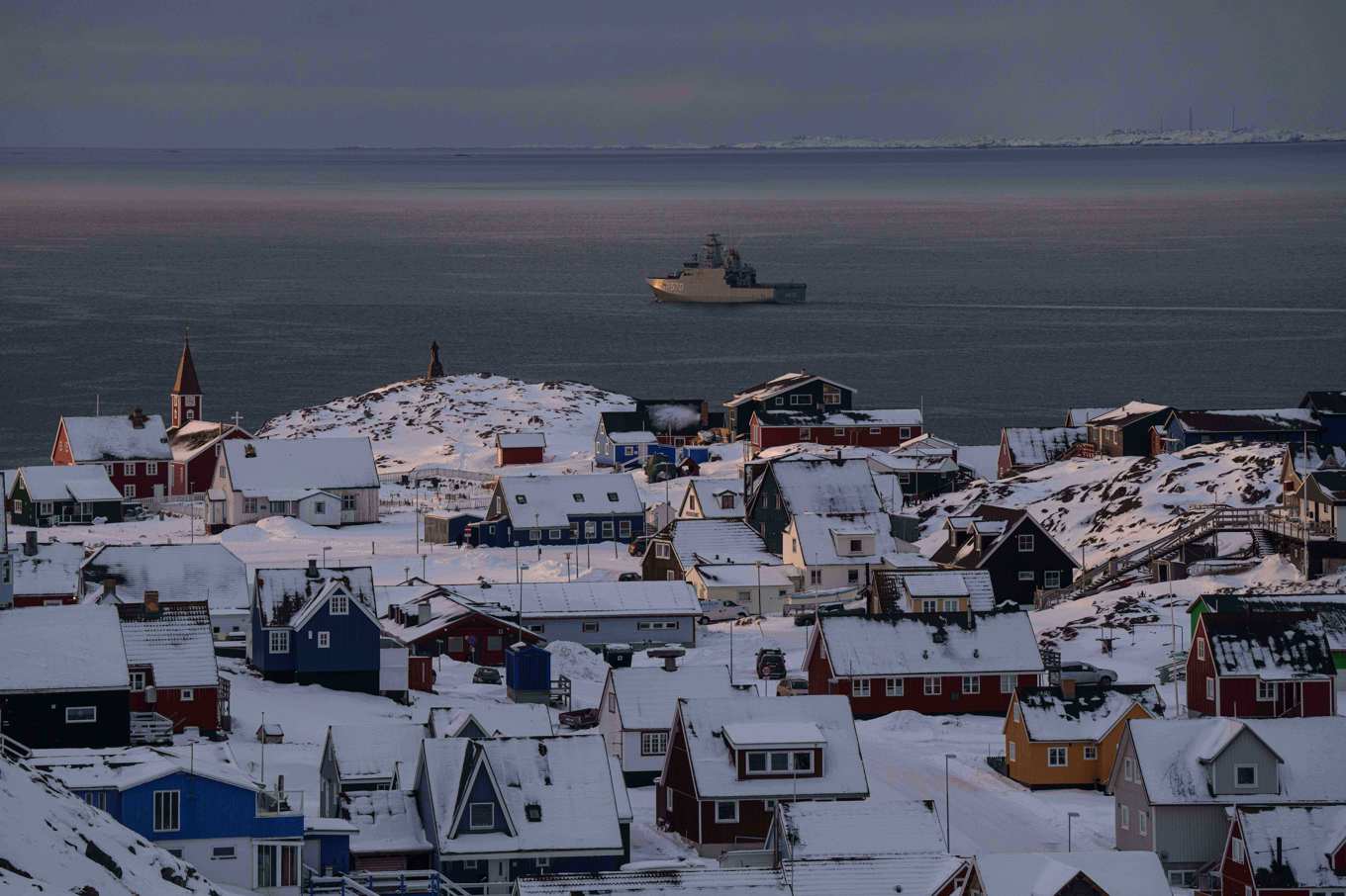 Danskt patrullfartyg utanför Nuuk i torsdags. Foto: Evgeniy Maloletka /AP/TT