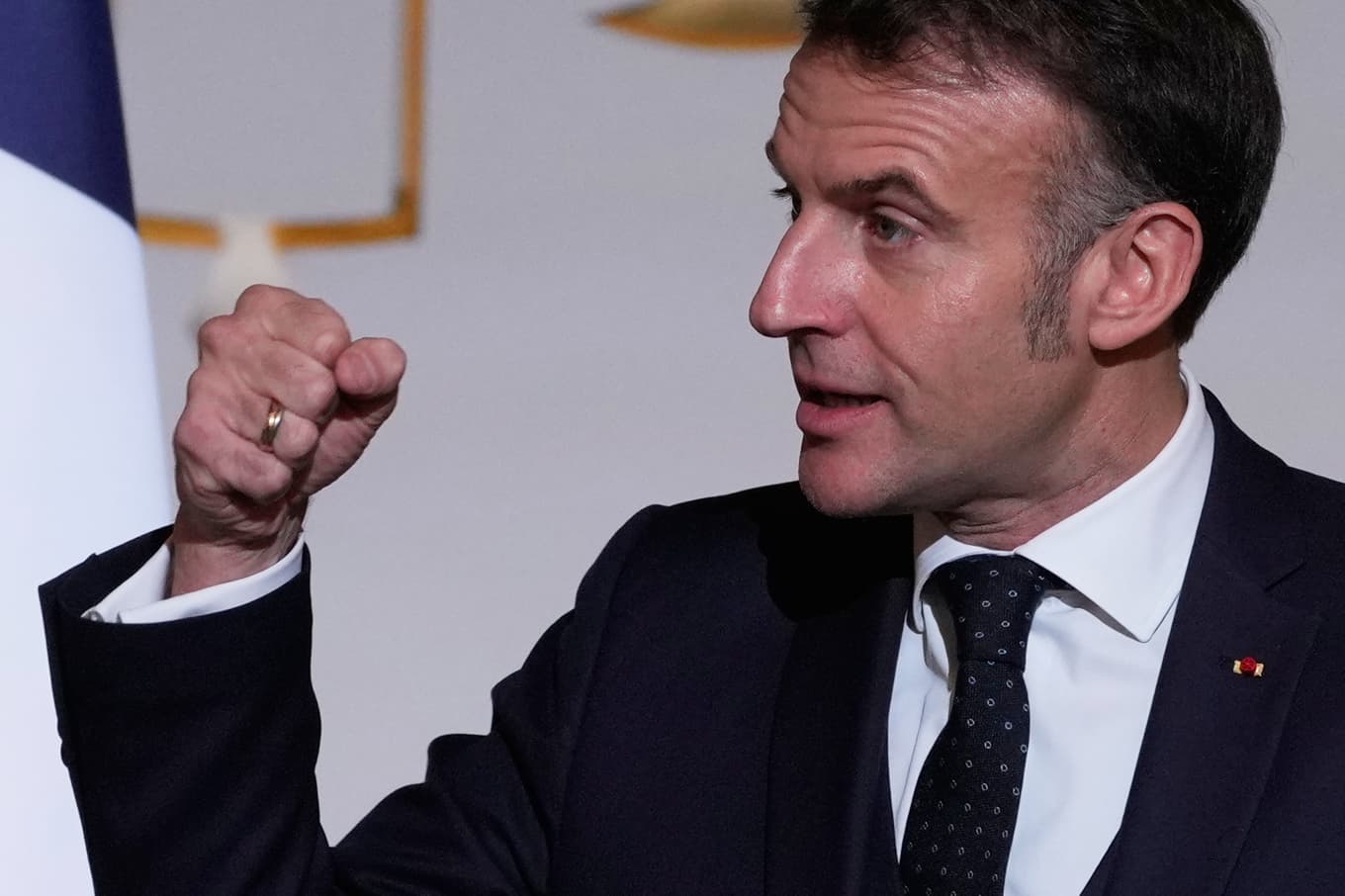 Frankrikes president Emmanuel Macron talar på Élyséepalatset i Paris den 8 januari. Foto: Michel Euler/AP/TT