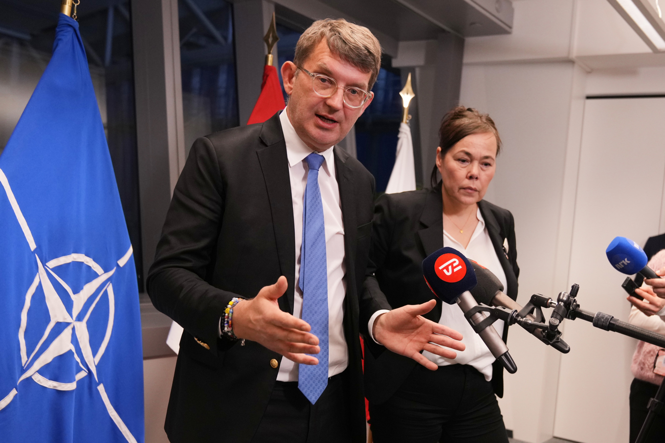 Danmarks försvarsminister Troels Lund Poulsen och Grönlands utrikesminister Vivian Motzfeldt träffar danska journalister på Natohögkvarteret i Bryssel. Foto: Virginia Mayo/AP/TT