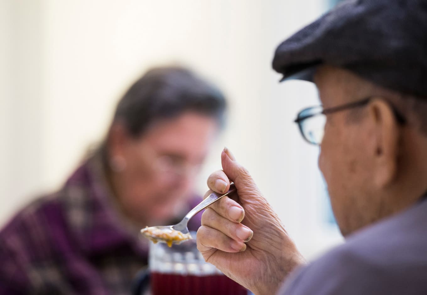 Hälsosamma matvanor har stor betydelse för att minska risken för bland annat hjärt- och kärlsjukdomar och demens hos äldre. Arkivbild. Foto: Pontus Lundahl/TT