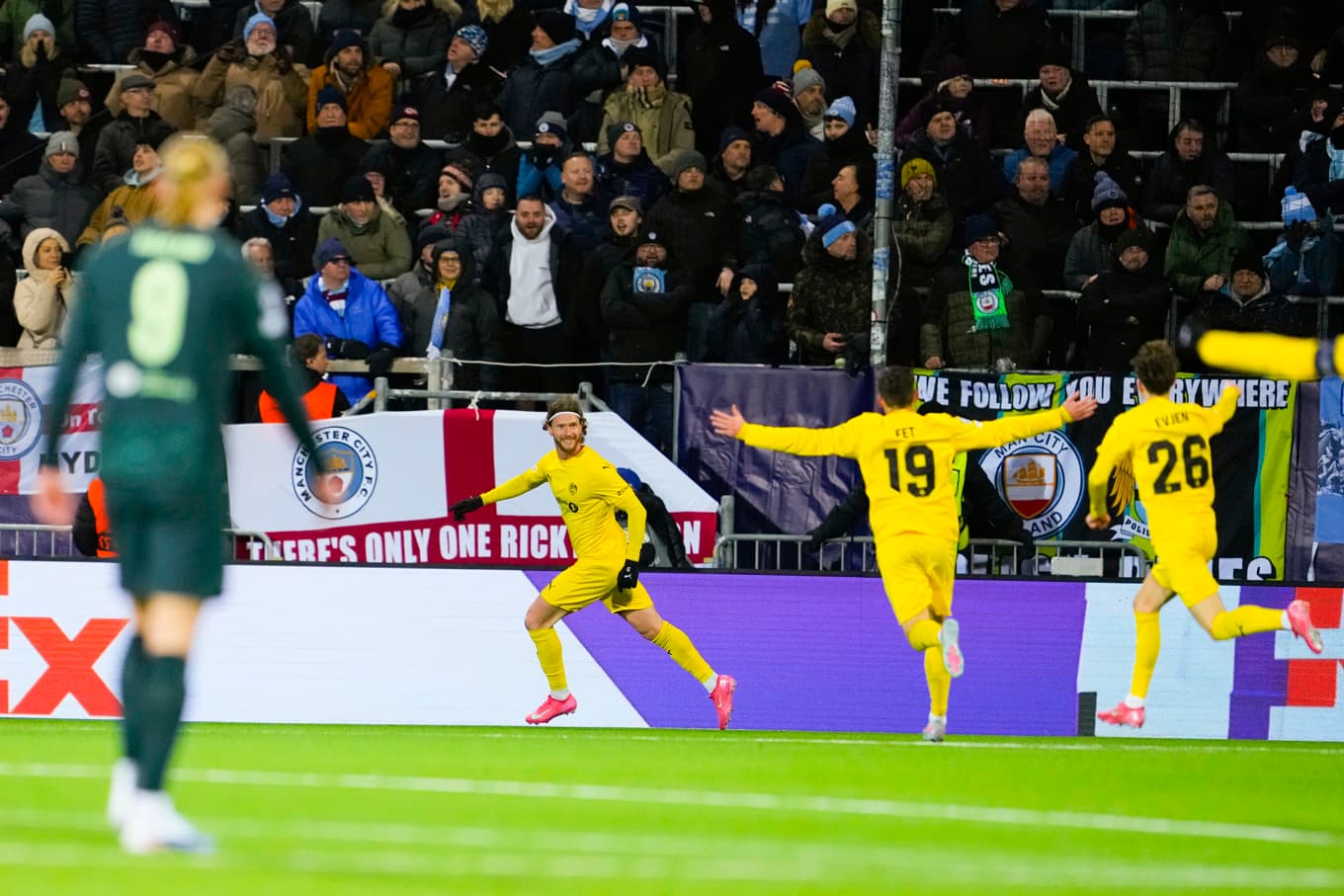 Bodø/Glimts Kasper Høgh firar ett av sina mål mot Manchester City. Foto: Fredrik Varfjell/NTB/TT