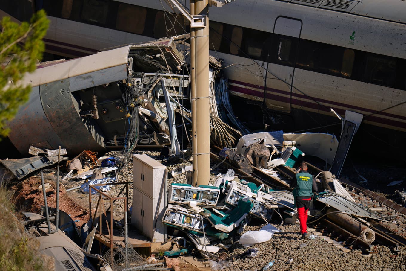 Bevis samlas in från havererade tågvagnar i sydspanska Adamuz på tisdagen. Foto: Manu Fernandez/AP/TT