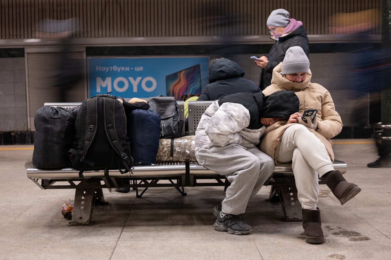 Påpälsade Kievbor tar skydd i en tunnelbanestation under Rysslands anfall natten till tisdagen. Foto: Danylo Antoniuk/AP/TT