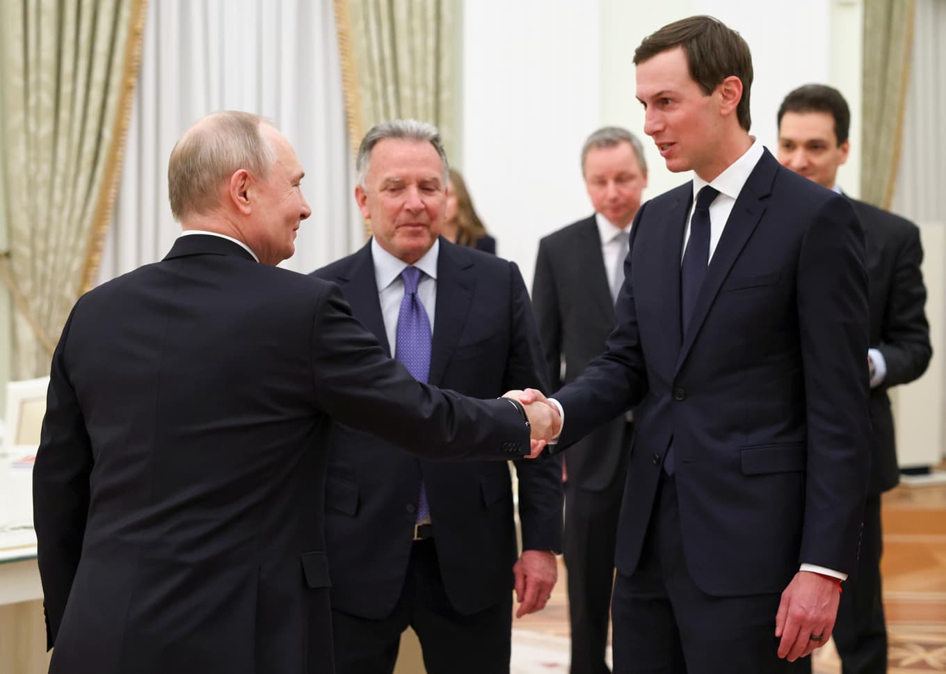Rysslands president Vladimir Putin träffar USA:s fredssändebud Jared Kushner (till höger) och Steve Witkoff (i mitten) i Kreml på torsdagskvällen. Foto: Sputnik/Kreml via AP/TT