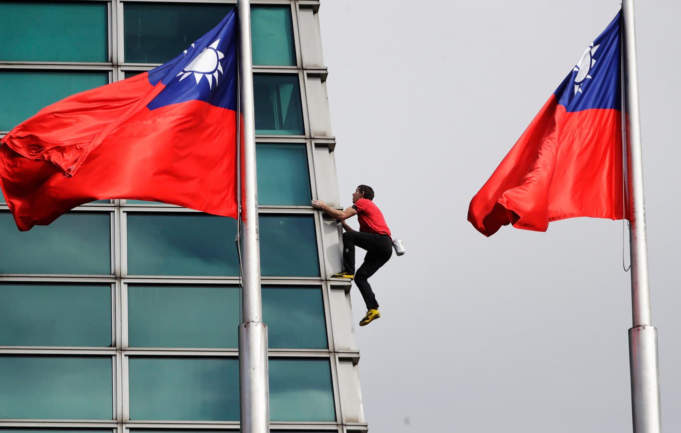 Amerikanske Alex Honnold under friklättringen av Taipei 101 i Taipei, Taiwan. Foto: ChiangYing-ying  /AP/TT