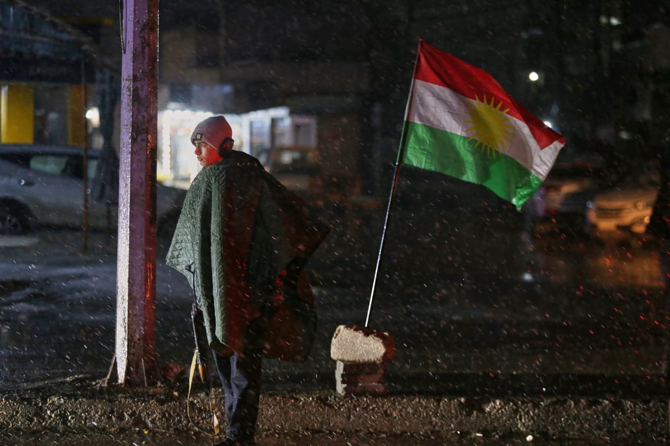 Beväpnade kurdiska frivilligvakter vid en vägspärr i Qamishli i nordöstra Syrien. Bilden är från i torsdags. Foto: Baderkhan Ahmad/AP/TT