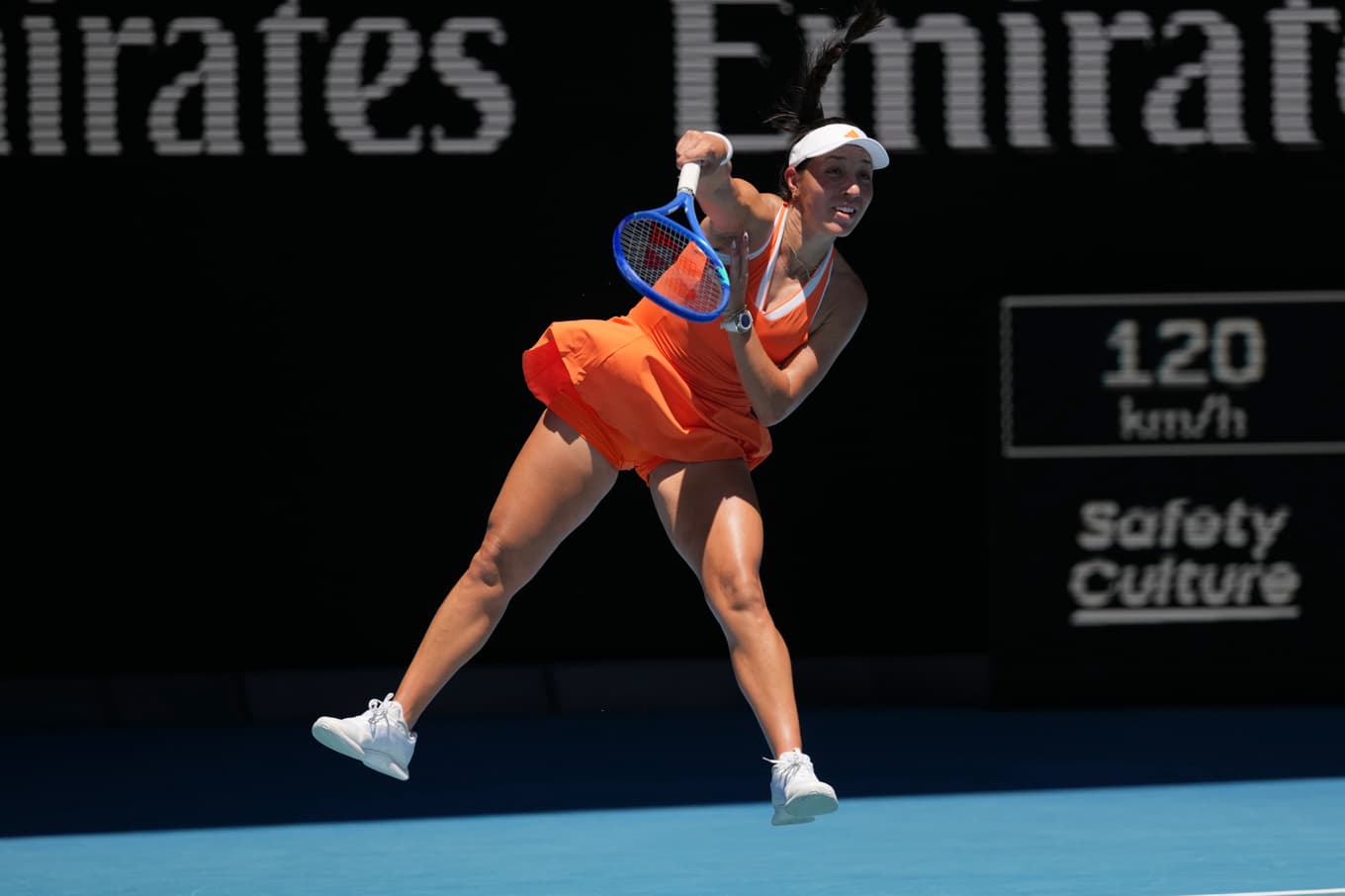 Jessica Pegula i samband med en serve under nattens match. Foto: Mark Baker /AP/TT