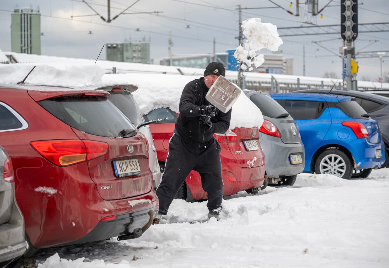 En bil skottas fram på parkeringen vid hamnen i Ystad. Arkivbild. Foto: Johan Nilsson / TT