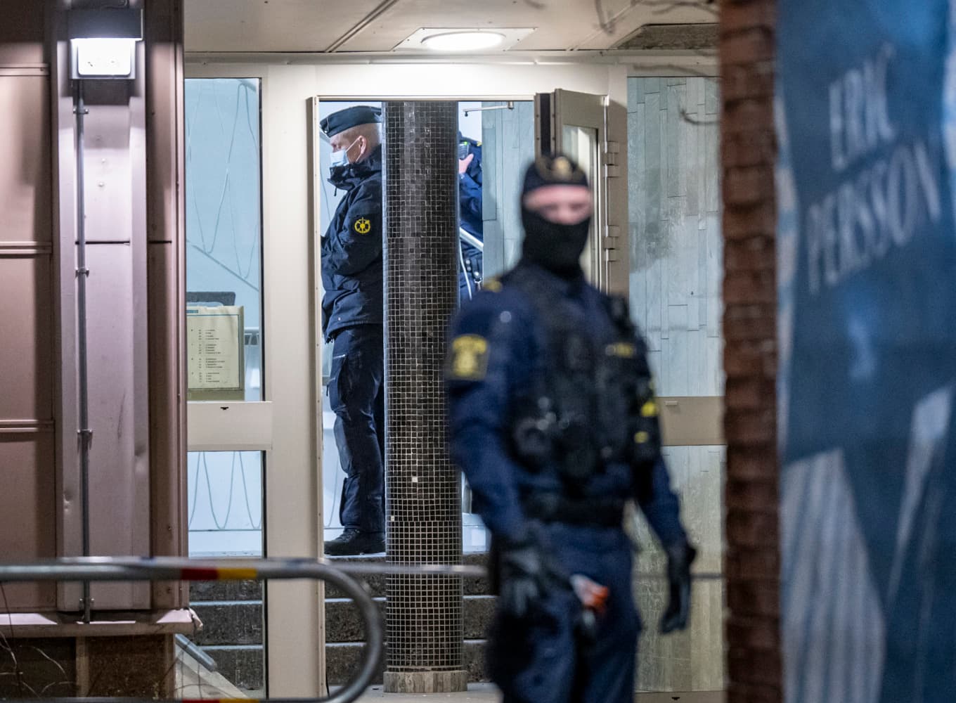 Polis på plats efter en explosion i ett flerfamiljshus i Lorensborg i Malmö. Foto: Johan Nilsson/TT