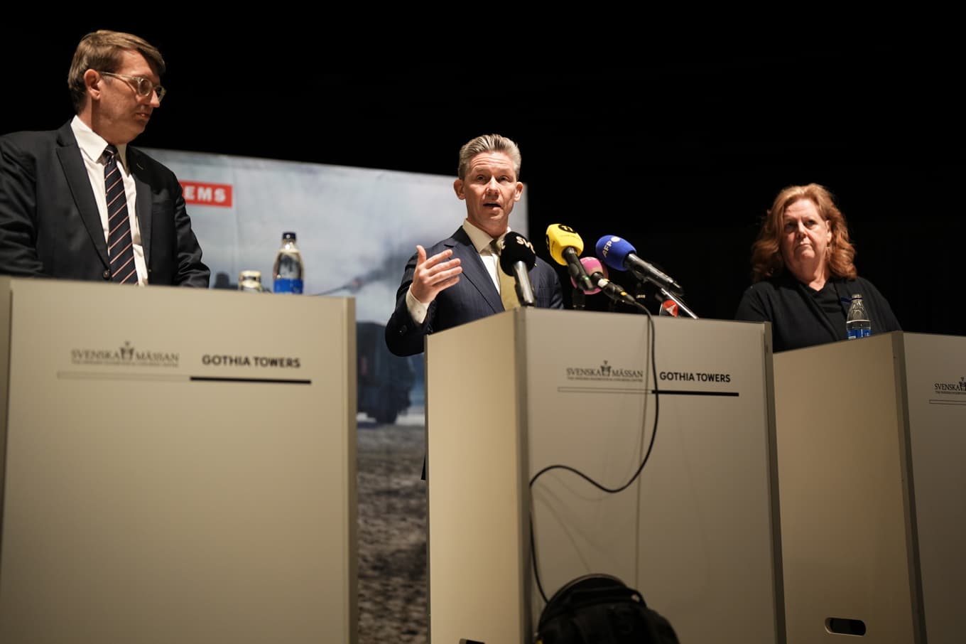 Danmarks försvarsminister Troels Lund Poulsen besökte på tisdagen Göteborg. Här tillsammans med Sveriges försvarsminister Pål Jonson (M) och Lena Gillström, vd för BAE Systems Bofors. Foto: Björn Larsson Rosvall/TT