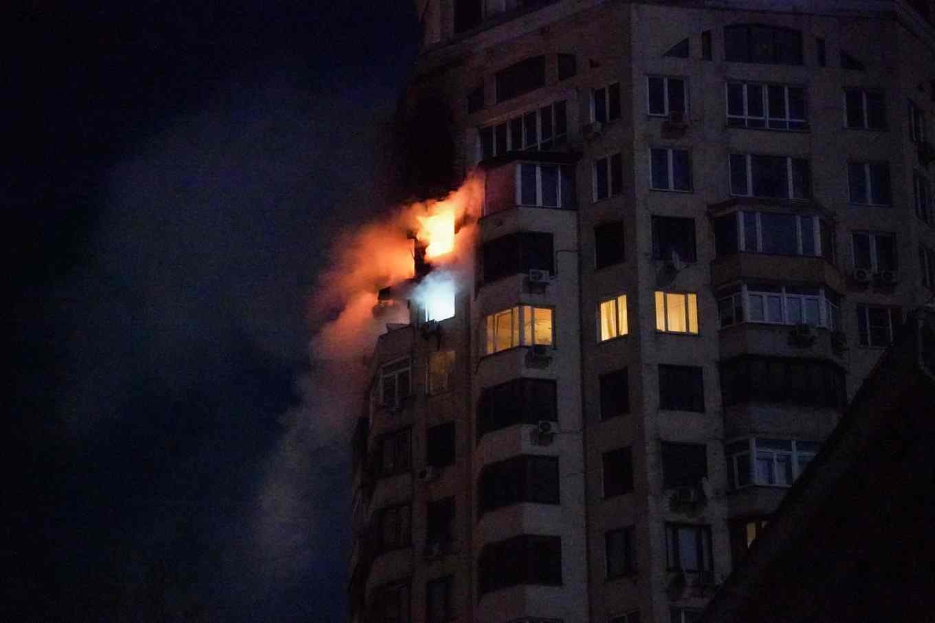 En brand i ett höghus i Kiev som träffades under ryska anfall natten till tisdag. Foto: Serhij Okunev/AFP/TT