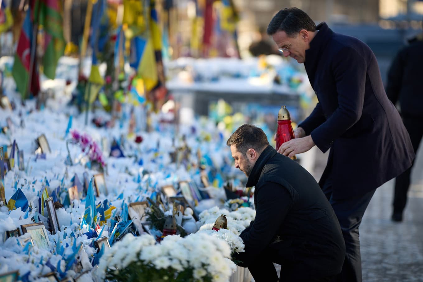 Ukrainas president Volodymyr Zelenskyj och Natochefen Mark Rutte vid ett minnesmonument i Kiev i tisdags. Arkivbild. Foto: Ukrainska presidentämbetet/AP/TT