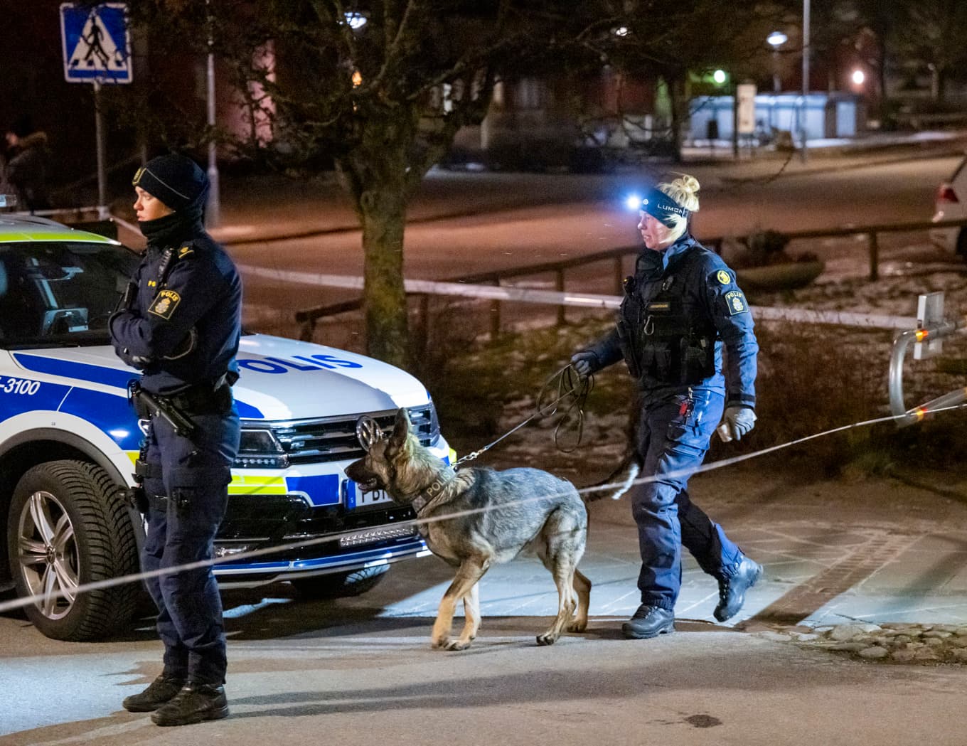 Polis på plats och söker med hund efter att en explosion har inträffat i ett flerfamiljshus på Lorensborg i Malmö. Foto: Johan Nilsson / TT