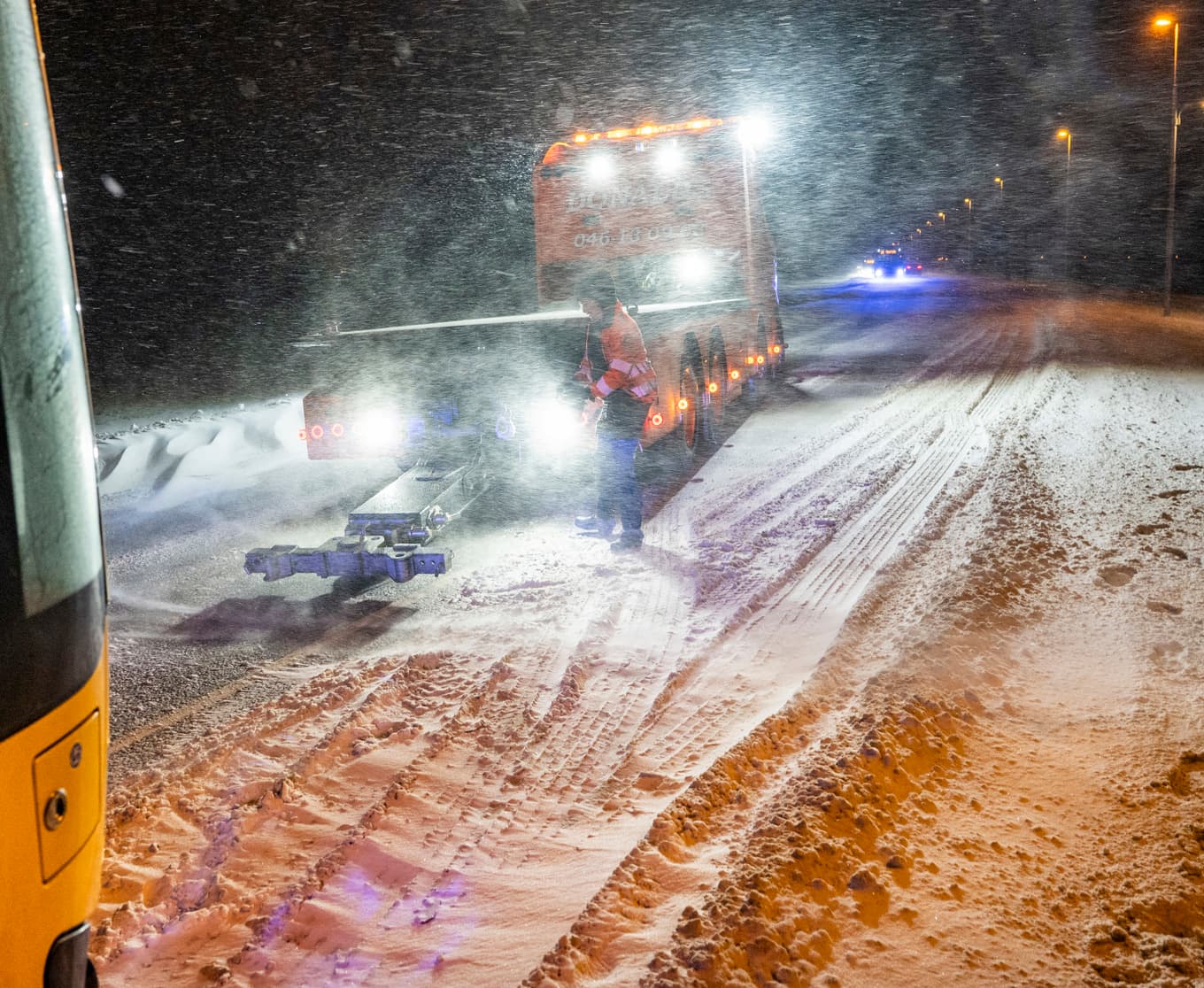 Snöfall, blåst och halka har orsakat flera olyckor i sydvästra Sverige under fredagseftermiddagen och kvällen. Bild från gårdagskvällens snöoväder i Skåne. Foto: Johan Nilsson/TT