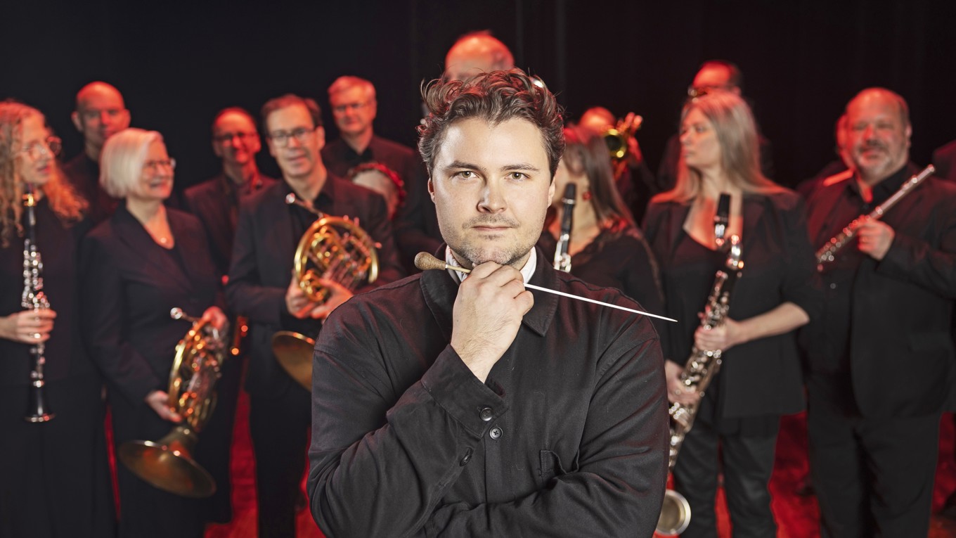 Emil Eliasson är Blåsarsymfonikernas chefdirigent och konstnärliga ledare. I vår framförs flera konserter med Blåsarsymfonikerna och gästande artister. Foto: Nicklas Thegerström/Blåsarsymfonikerna