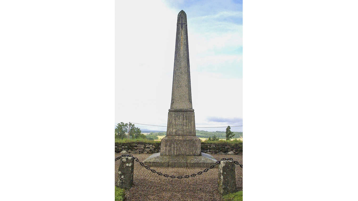 Midsommarafton 1895 avtäcktes ett minnesmärke över slaget, ritat av arkitekten Magnus Steendorff. Foto: Harri Blomberg/Wikimedia Commons