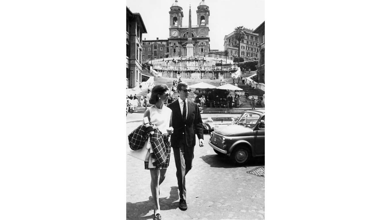 Prinsessan Désirée och maken Niclas Silfverschiöld förevigades vid Spanska trappan i den italienska huvudstaden den 6 juni 1969. Foto: TT BILD