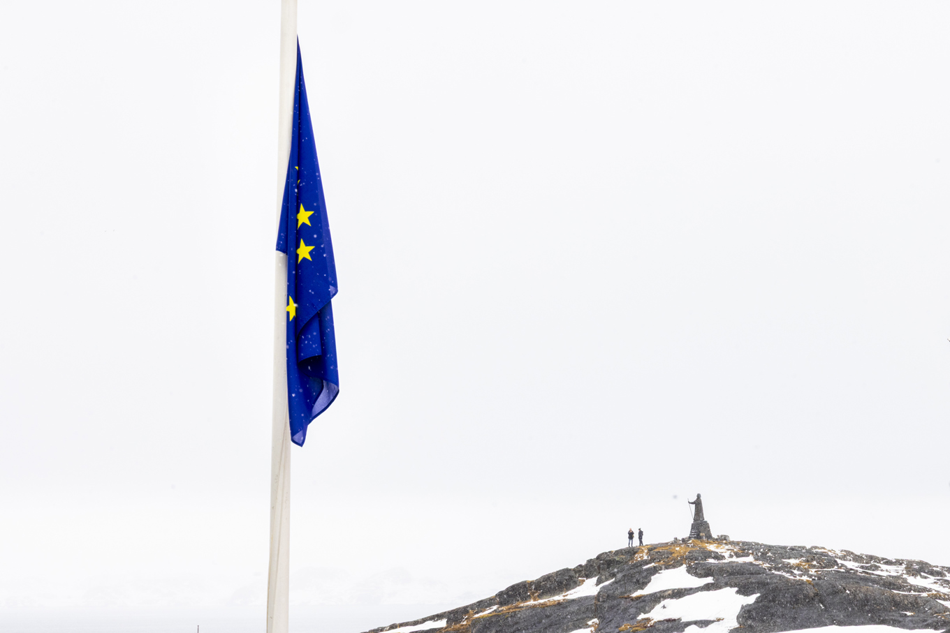 Slokande EU-flagga i Grönlands huvudstad Nuuk. Foto: John Fredricks