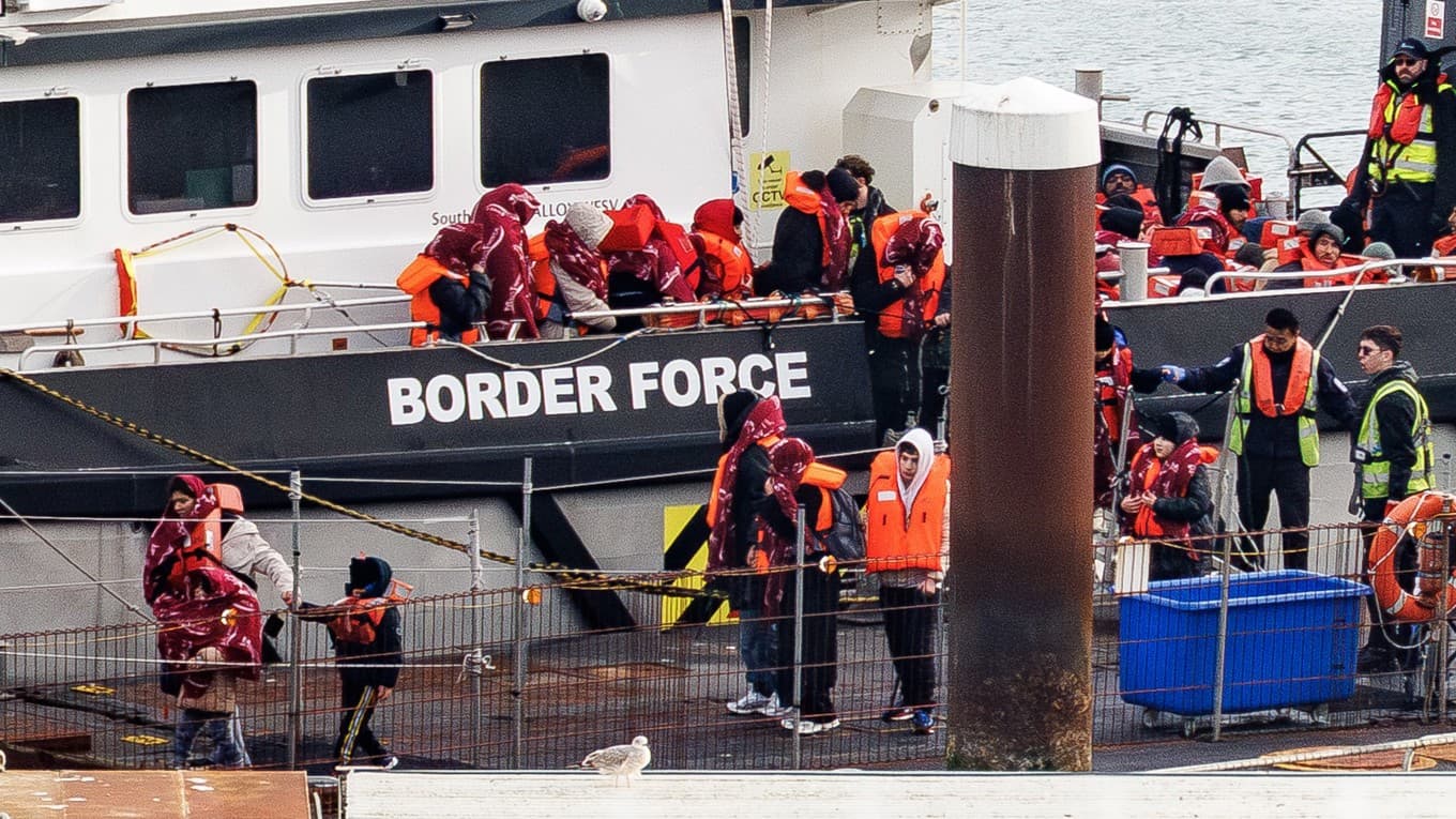 Brittiska gränsbevakningsmyndigheten Border Force vid hamnen i Dover efter att man stoppat en båt som korsade Engelska kanalen den 17 december 2025. Foto: Dan Kitwood/Getty Images
