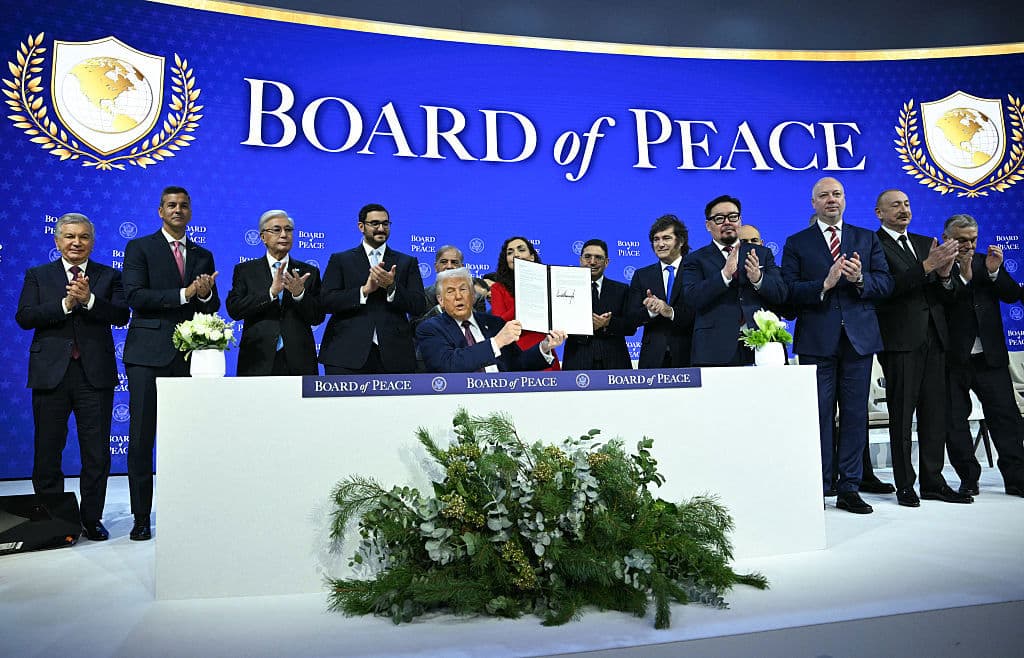 USA:s president Donald Trump, omgiven av olika världsledare, presenterar sitt fredsråd under World Economic Forum i Davos den 22 januari. Foto: Mandel Ngan/AFP via Getty Images