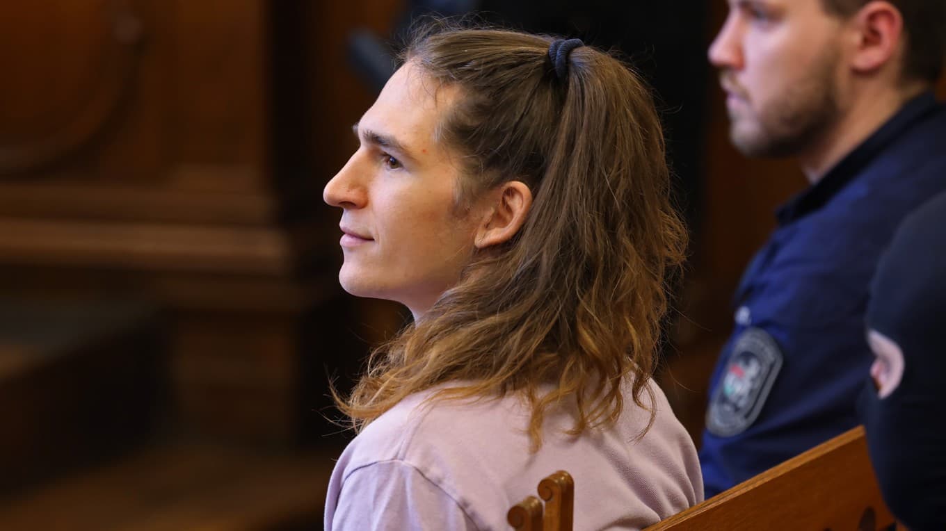 Den tyske vänsterxtrema aktivisten Maja T. i samband med rättegången mot honom i Budapest i Ungern den 4 februari. Foto: Janos Kummer/Getty Images