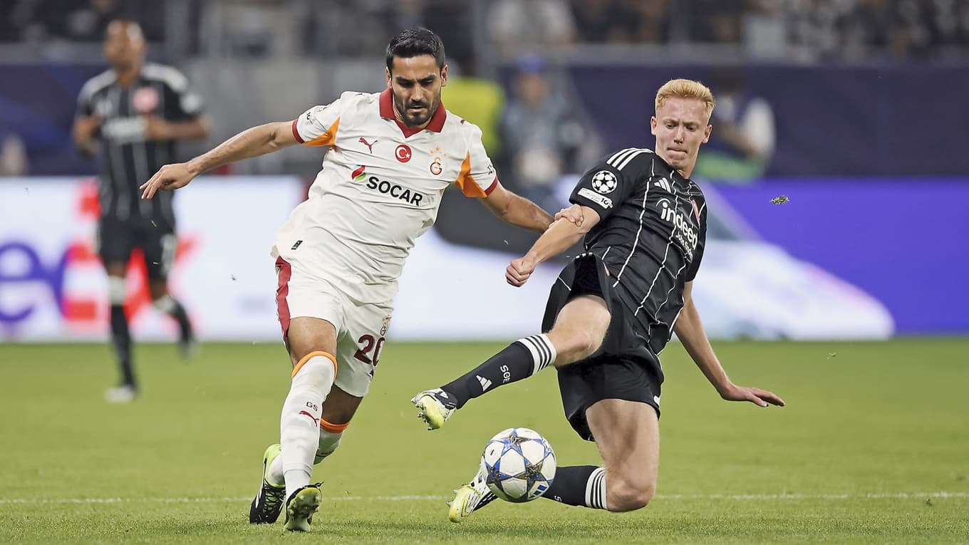 Hugo Larsson har det tungt i Eintracht Frankfurt. Han har varit sjuk och skadad mycket och nu anklagar tränaren svensken och säger att det är ”hans ansvar”. Foto: Alex Grimm/Getty Images