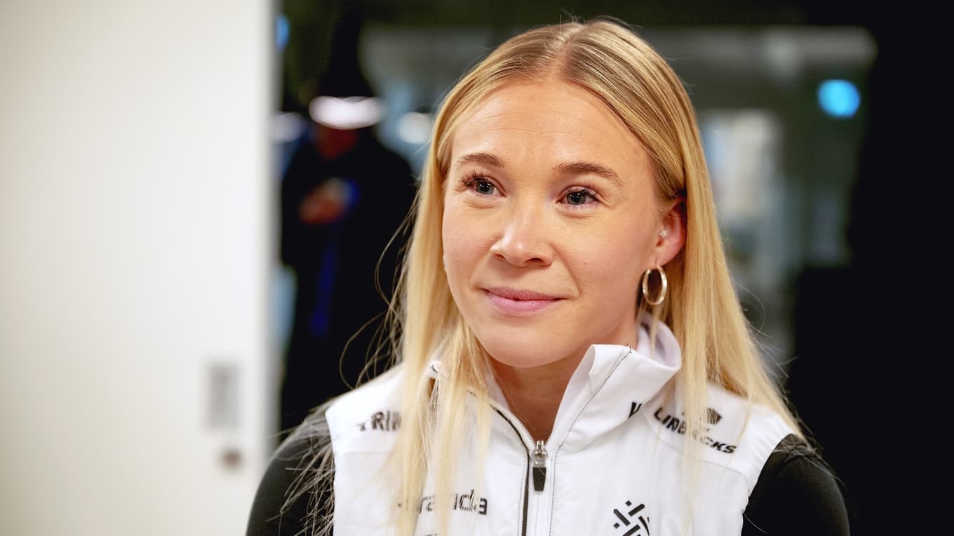 Jonna Sundling är ett av våra största guldhopp i Milano-Cortina. Nu berättar hon om sin uppladdning och om det viktiga stödet från mamma Marie. Foto: Ulf Palm/TT