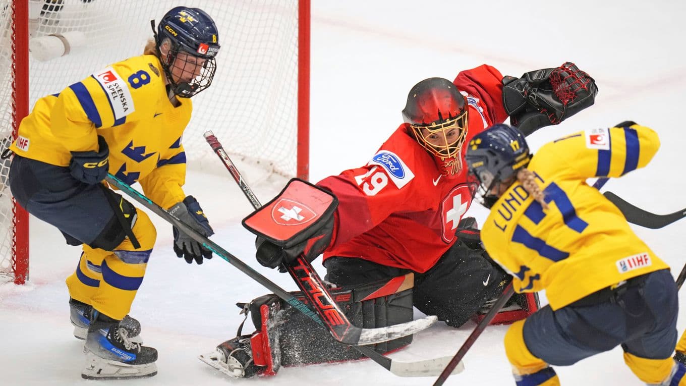 Snabbare och bättre avslut står på arbetslistan för Sofie Lundin, nr 17, inför OS där målsättningen är att ta sig förbi kvartsfinalen. 
Foto: AP Photo/Petr David Josek