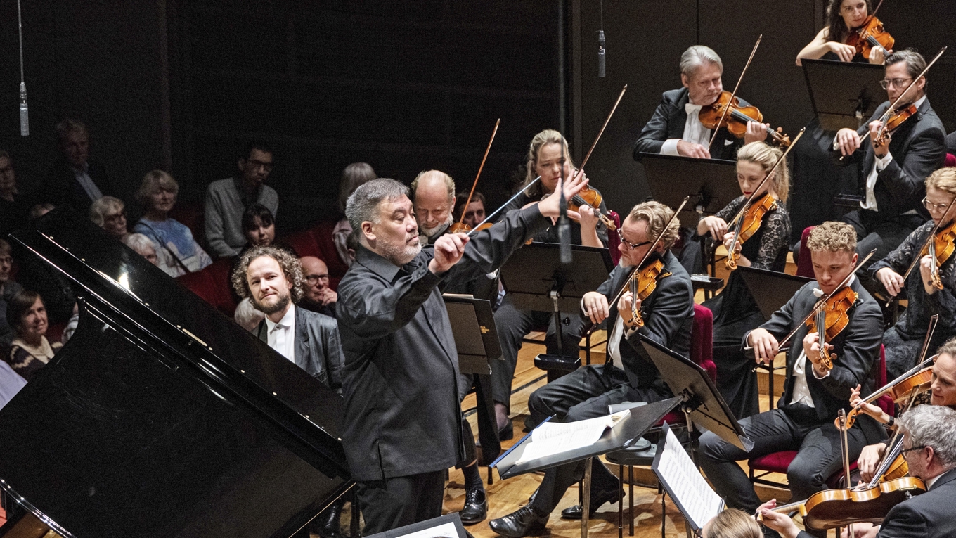 Alan Gilbert, Martin Helmchen och musiker i Kungliga Filharmonikerna under framförandet av Mozarts pianokonsert nr 22. Foto: Yanan Li/Konserthuset Stockholm