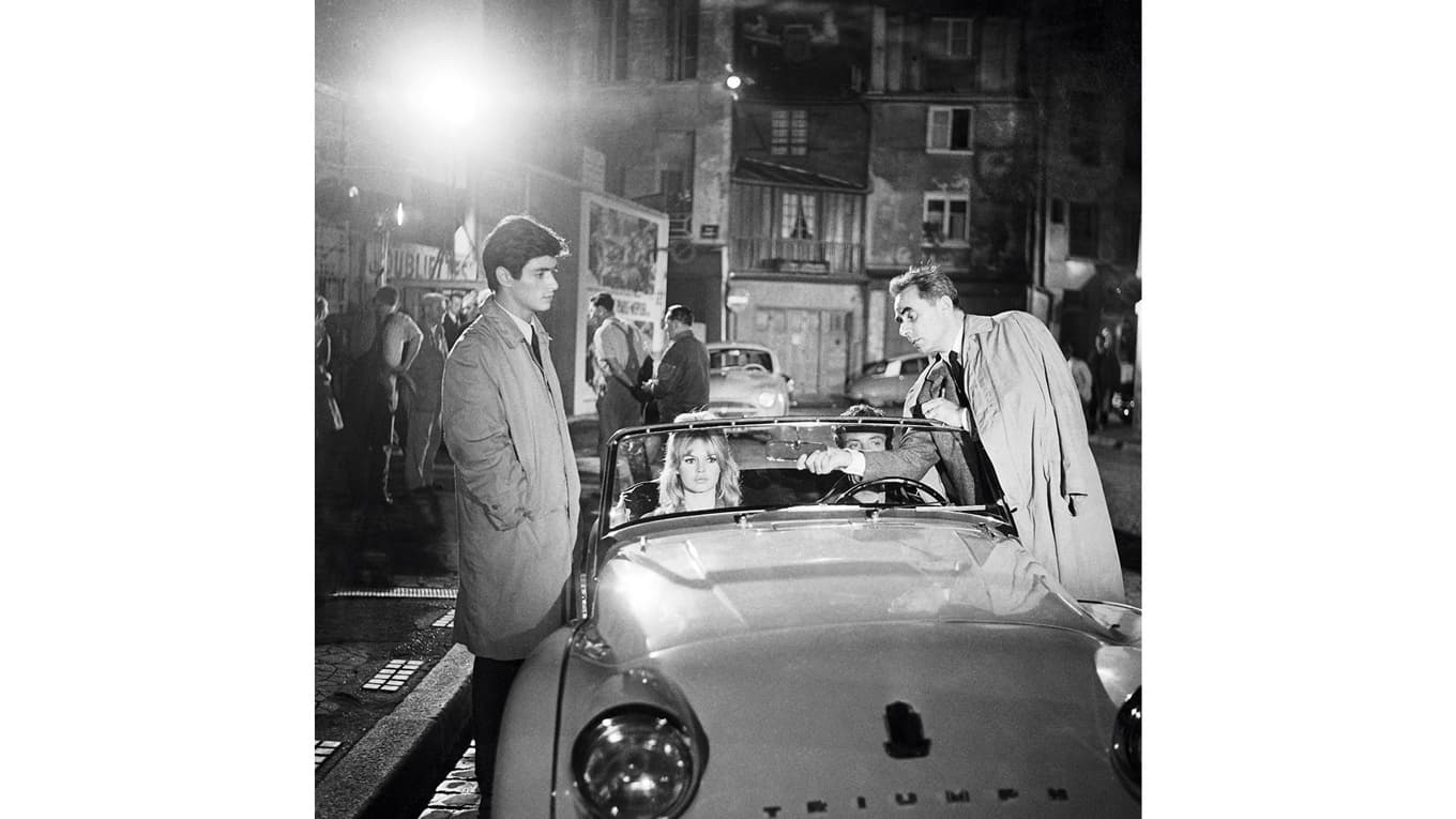 Den franske regissören Henri-Georges Clouzot rättar till backspegeln under en scen med sina landsmän tillika skådespelare Brigitte Bardot och Sami Frey under inspelningen av filmen ”Sanningen” i augusti 1960. Foto: AFP via Getty Images