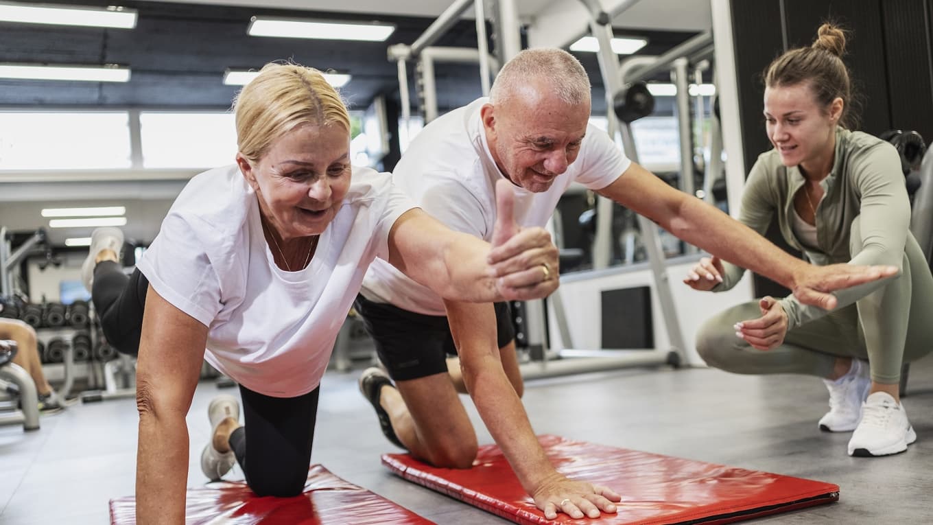 Många seniorer tränar på gym, men inte tillräckligt många. Så kom igen! Det är aldrig för sent för rörelseglädje, gemenskap och bättre hälsa. Foto: Shutterstock