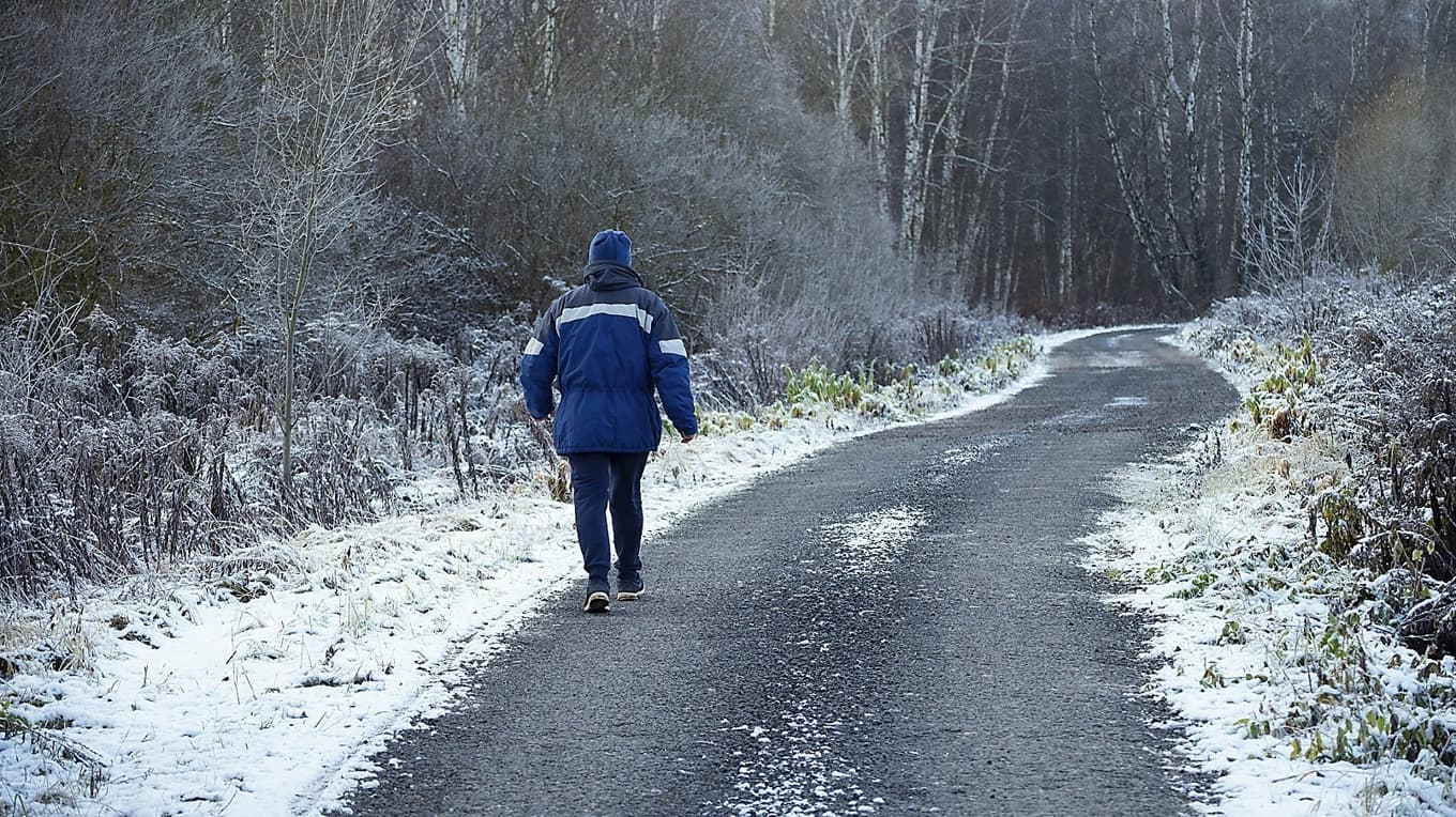 En vinterpromenad i långsam takt – ett sätt att låta tanken vandra fritt. Foto: Lazhko Svetlana/Shutterstock