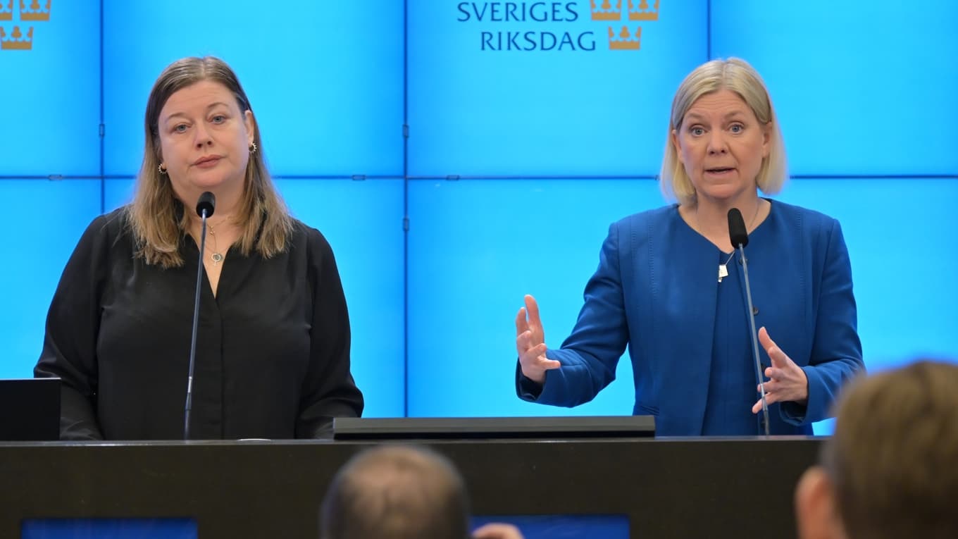 Magdalena Andersson presenterar Socialdemokraternas förslag om inflationsbaserade statsbidrag till äldreomsorgen, samtidigt som prognoser pekar på kraftigt ökande kostnader när andelen mycket gamla i befolkningen växer. Foto: Roger Sahlström.