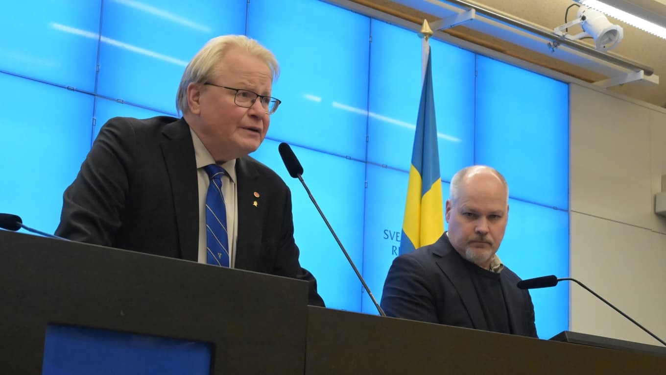 Peter Hultkvist och Morgan Johansson vid Socialdemokraternas pressträff om säkerhetsläget. Partiet efterlyser breda, blocköverskridande försvarssamtal och varnar för att förseningen av försvarsberedningen försvårar samsynen i ett snabbt förändrat omvärldsläge. Foto: Roger Sahlström.