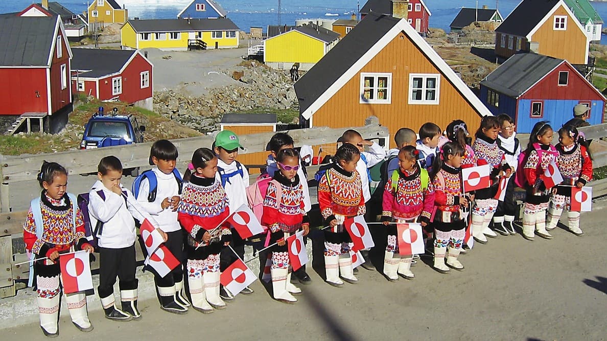 Grönländska skolbarn med grönländska flaggor. Foto: Kim Hansen/Wikimedia Commons