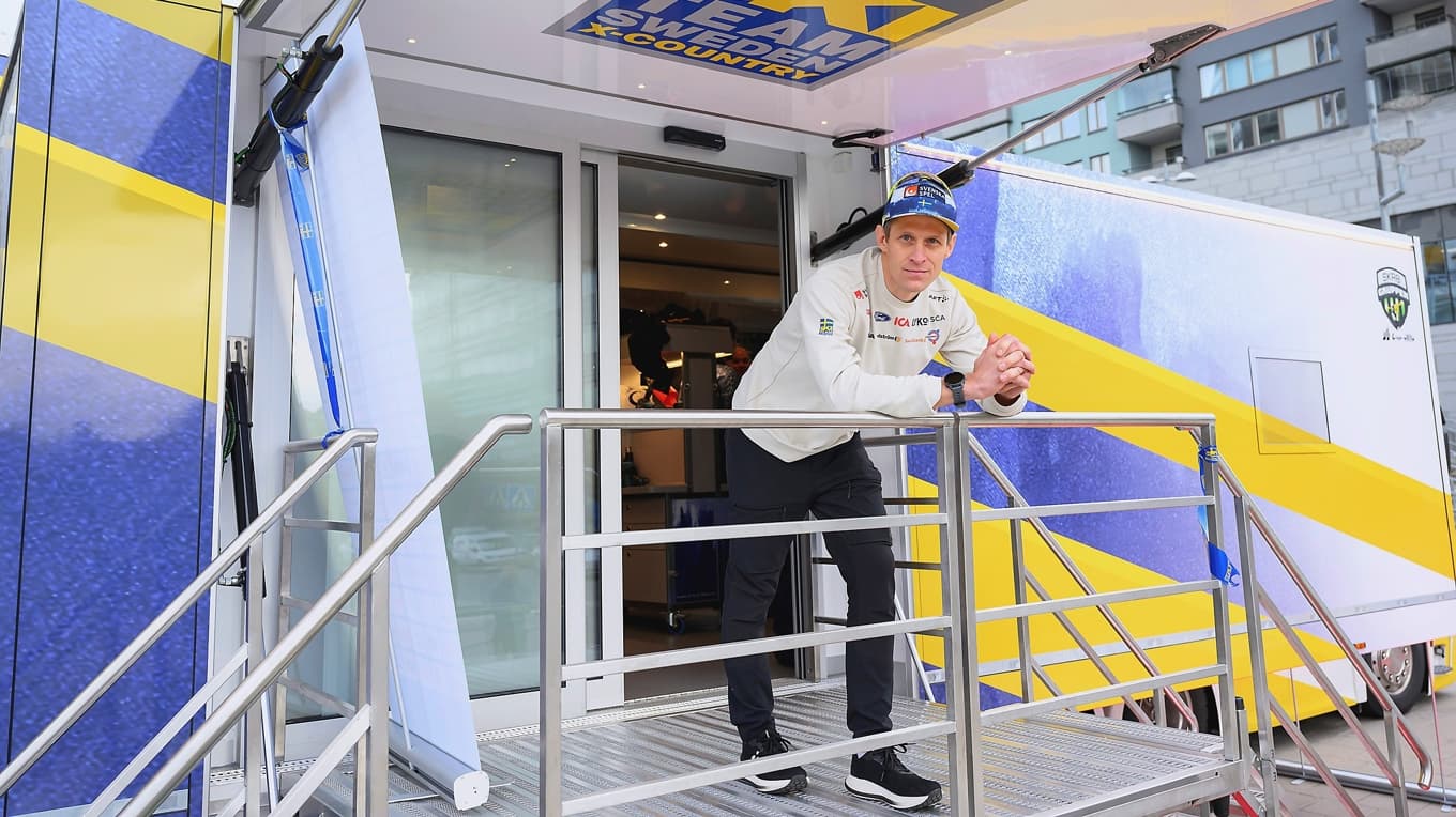 I slutet av 2024 investerade Svenska skidförbundet i en ny vallabuss. Här ser vi vallachefen Anders Svanebo posera på den rullande vallaboden. Foto: Henrik Montgomery/TT Nyhetsbyrån