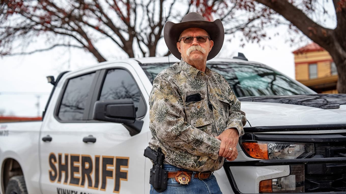 Brad Coe, sheriff i Brackettville tror att hela countyt hade förstörts om gränsen inte stängts. Foto: Samira Bouaou