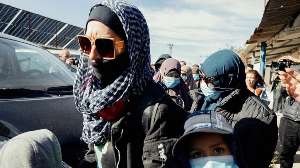 En grupp kvinnor och barn med australiska medborgarskap vid al-Roj-lägret i Syrien den 15 februari. Foto: Amjad Kurdo/Middle East Images/AFP via Getty Images