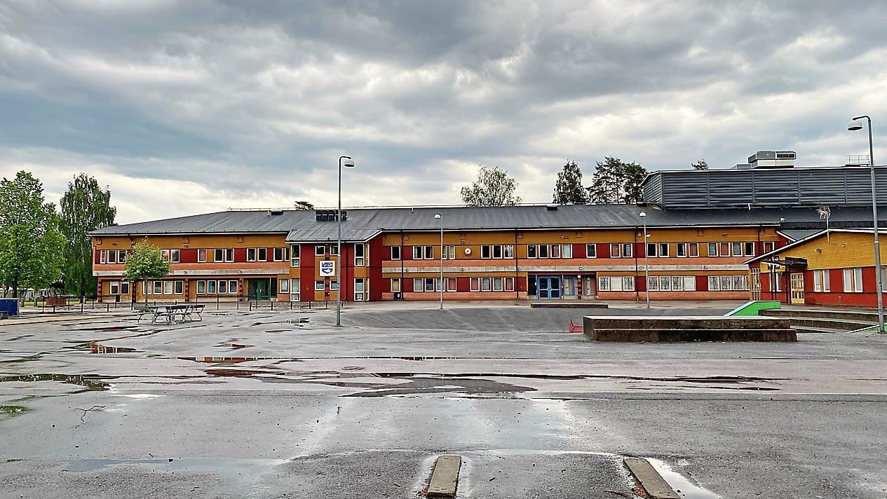 Mörka moln över den kommunala skolan. Enligt skribenten är det här, inte i friskolorna, som de största problemen finns. Foto: Maria Hellström