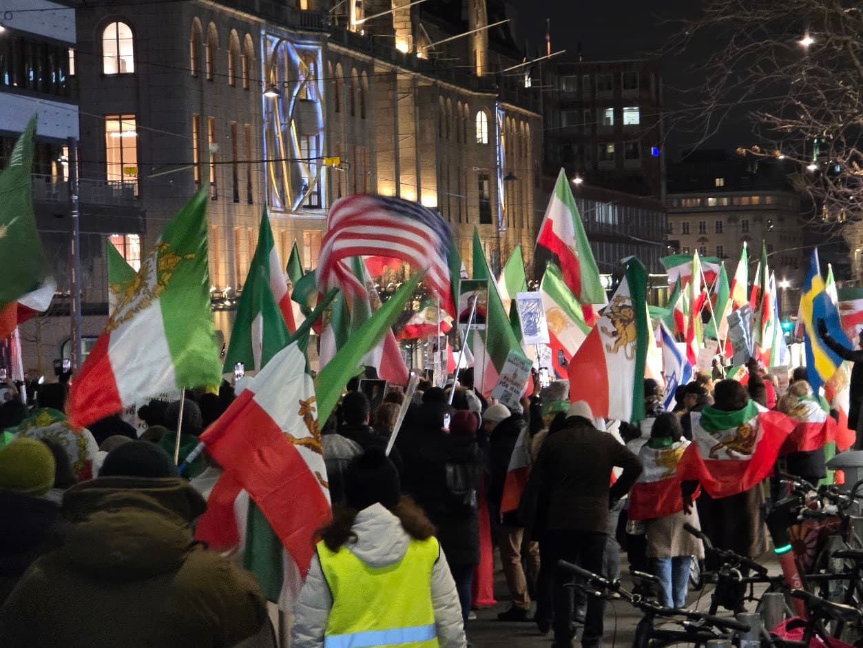 Från demonstration för Irans frihet i Stockholm den 28 februari. Foto: Roger Sahlström