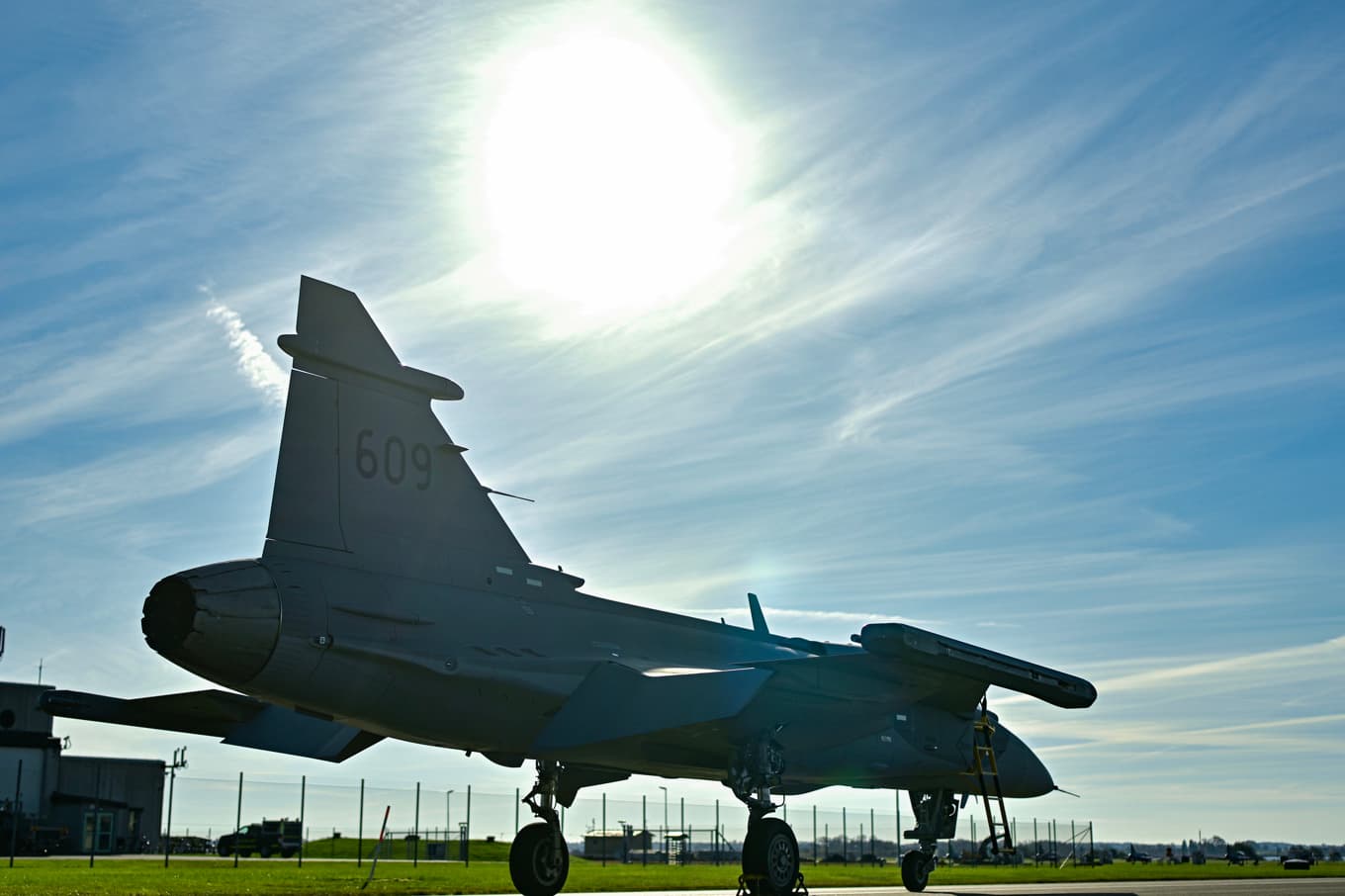 Solen skiner på de anställda och på Saabs stridsflygplan JAS 39 Gripen. Arkivbild. Foto: Björn Larsson Rosvall/TT
