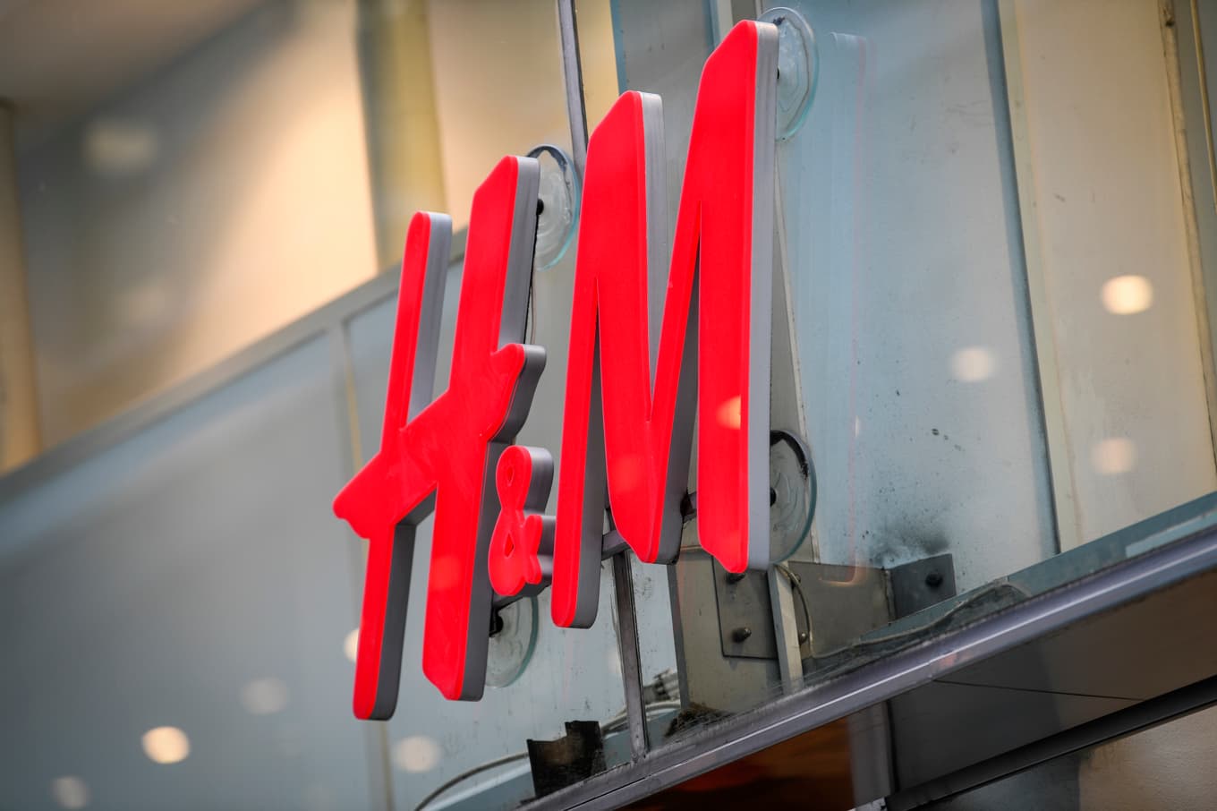 H&M:s logotyp är på väg att bli mer sällsynt i Hongkong. Arkivbild. Foto: Fredrik Sandberg/TT