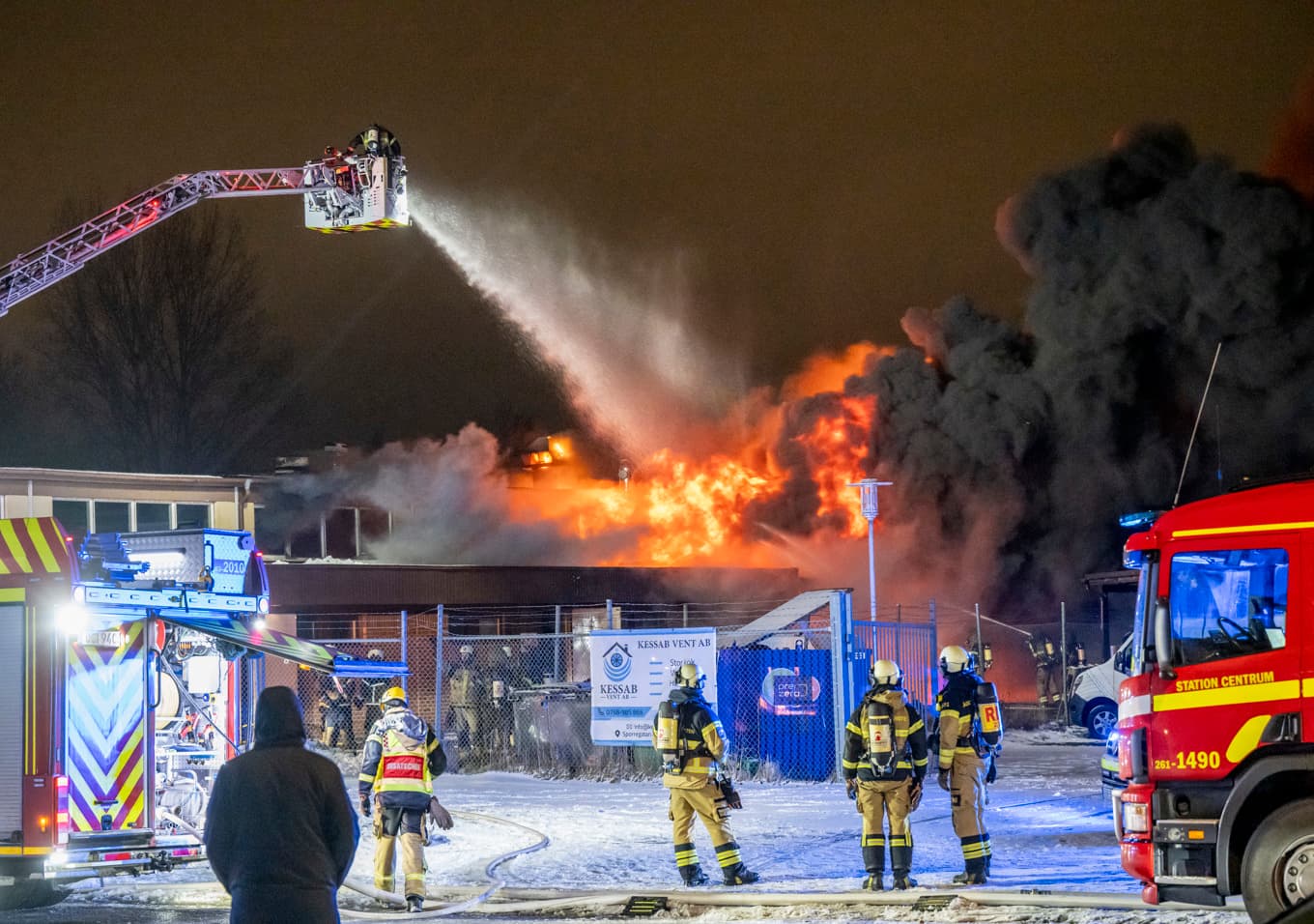 Polis och räddningstjänst på plats vid en brand i en industrilokal i Malmö på lördagskvällen. Foto: Johan Nilsson/TT
