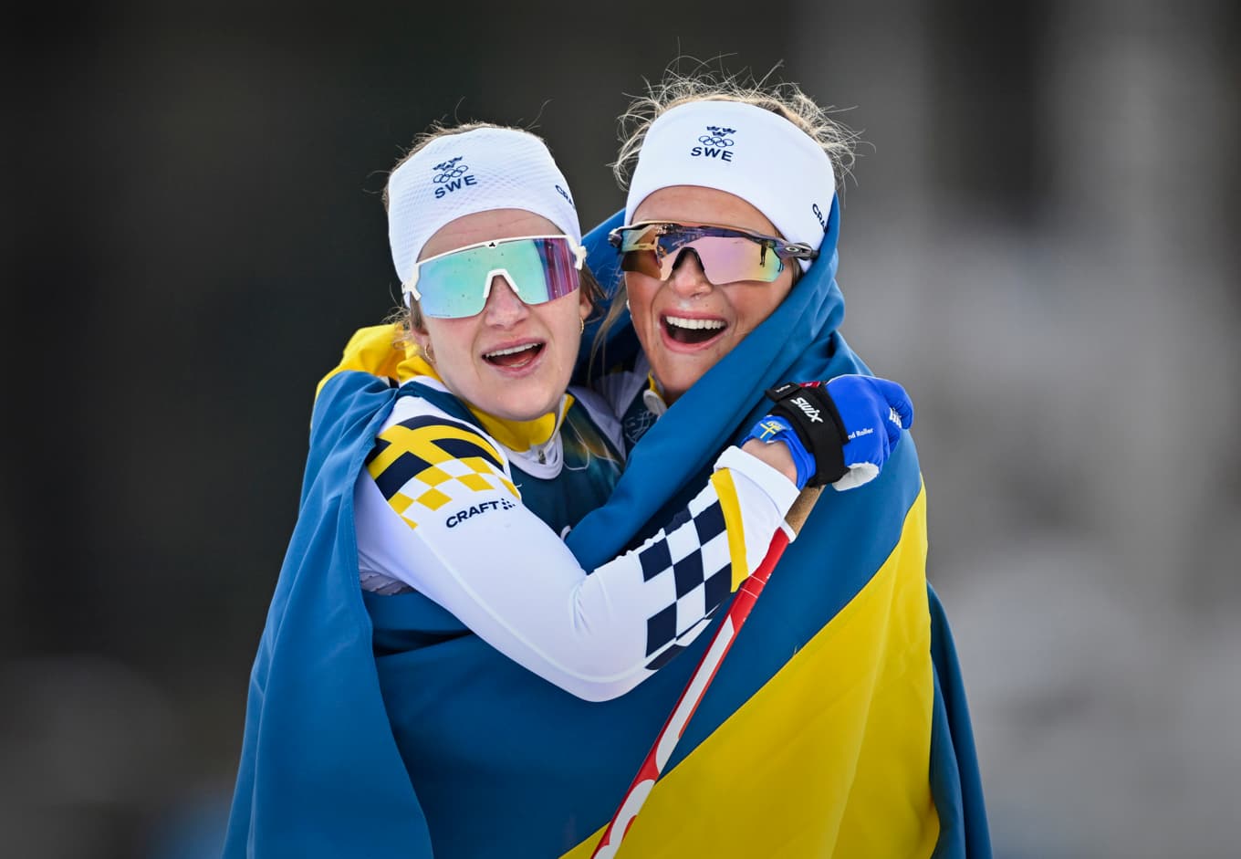 Sveriges Frida Karlsson (höger) tog guld och Ebba Andersson silver i damernas skiathlon under vinter-OS i Val di Fiemme i Italien. Foto: Christine Olsson/TT