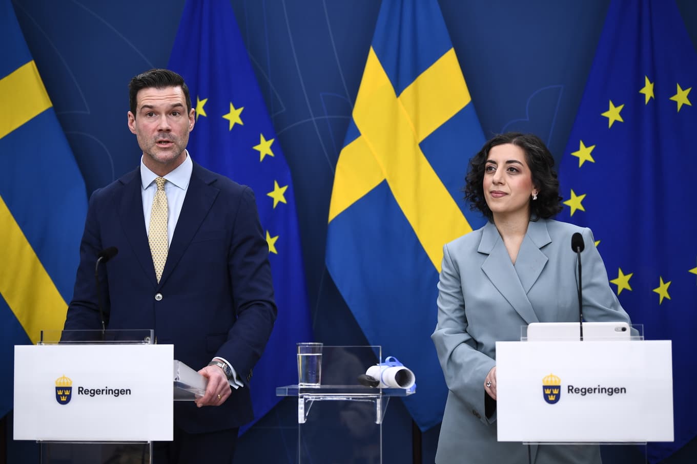 Migrationsminister Johan Forssell och integrationsminister Simona Mohamsson presenterar skärpta krav för svenskt medborgarskap. Foto: Lars Schröder/TT
