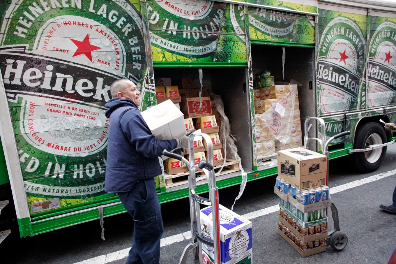 Minskat sug på öl globalt leder till stora nedskärningar på ölbjässen Heineken. Arkivbild Foto: Mark Lennihan AP/TT